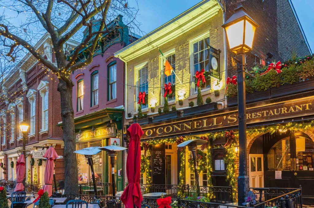 A street view of a restaurant with christmas decorations.