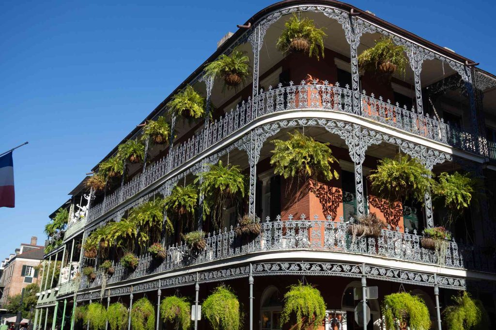 A building with many plants growing on the side of it.