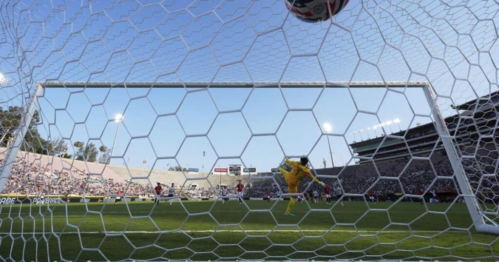 Monterrey beats Urawa at the Rose Bowl, advances in Club World Cup