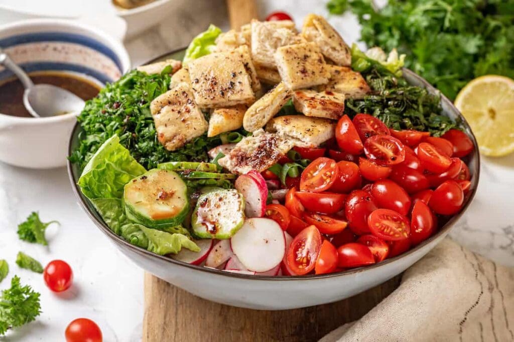Fresh salad with grilled chicken and vegetables.