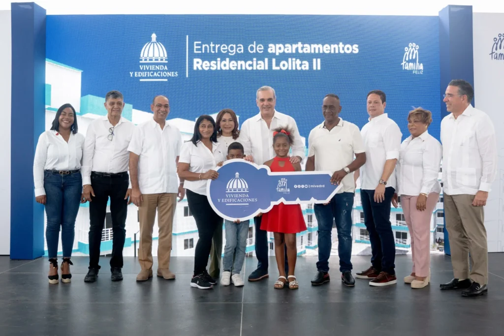 President Luis Abinader and the Minister of Housing deliver 140 apartments in West Santo Domingo.