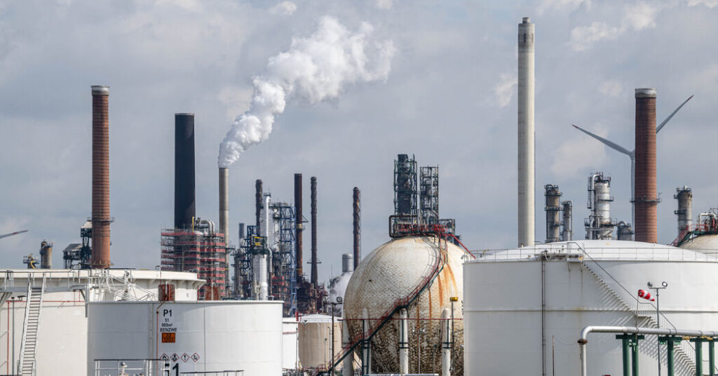 Oil Prices Ease on Possible Agreement for Strait’s Reopening