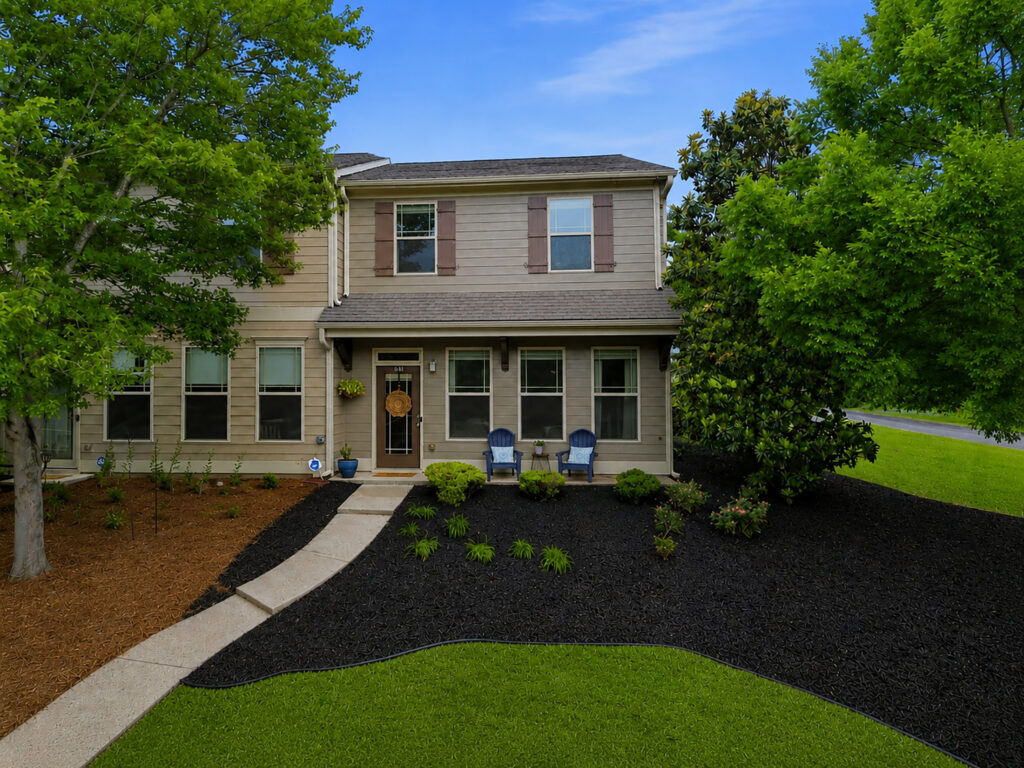Lovely End-Unit Townhome Near Historic Downtown Ball Ground Lovely End-Unit Townhome Near Historic Downtown Ball Ground