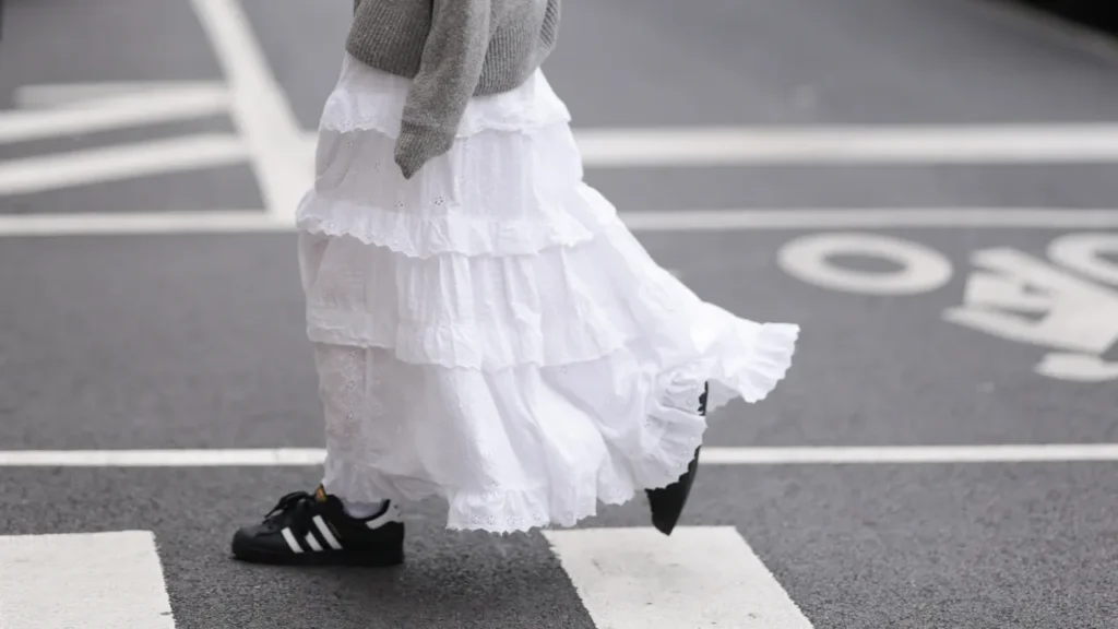 Black Sneakers: How to Style the Trend with Jeans, Pants and Skirts in Summer 2026 Black Sneakers: How to Style the Trend with Jeans, Pants and Skirts in Summer 2026