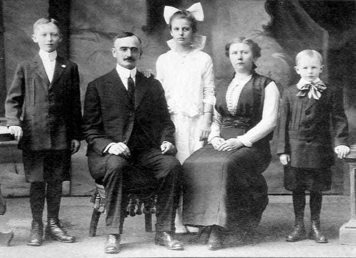 Growing Up Trump: The Family That Built the Man Growing Up Trump: The Family That Built the Man
