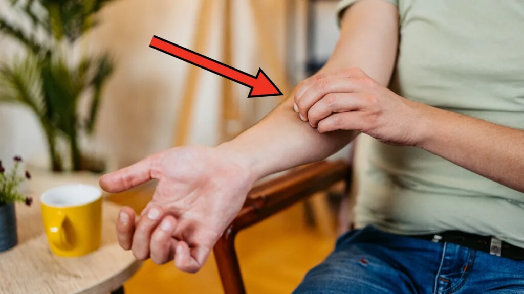 Doctors Share The Most Common Signs Of Joint Hypermobility