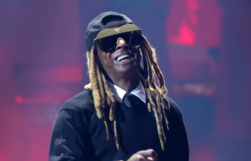 Lil Wayne Sets The internet Off After Flexing His Abs At Concert Lil Wayne Sets Off Timelines After Flexing His Abs & Fans Say Y
