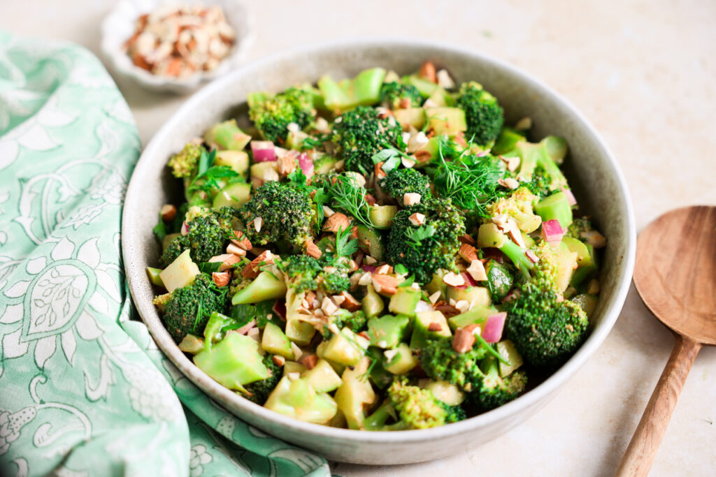 Easy Broccoli Salad (Creamy, Crunchy, and Ready in 20 minutes)