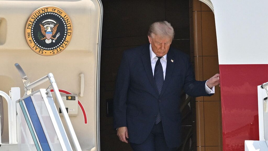 Former Secret Service Agents: Trump’s Secret Plane Swap Unusual, Not Unprecedented Former Secret Service Agents: Trump’s Secret Plane Swap Unusual, Not Unprecedented