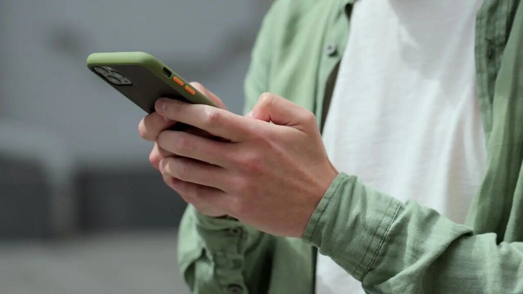 Apple sends mercenary spyware attack alerts to iPhone Lock Screen Apple sends mercenary spyware attack alerts to iPhone Lock Screen