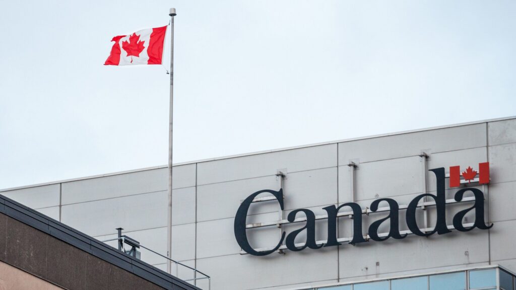 Feds eyes $1.5 billion data centre in Ottawa Feds eyes $1.5 billion data centre in Ottawa
