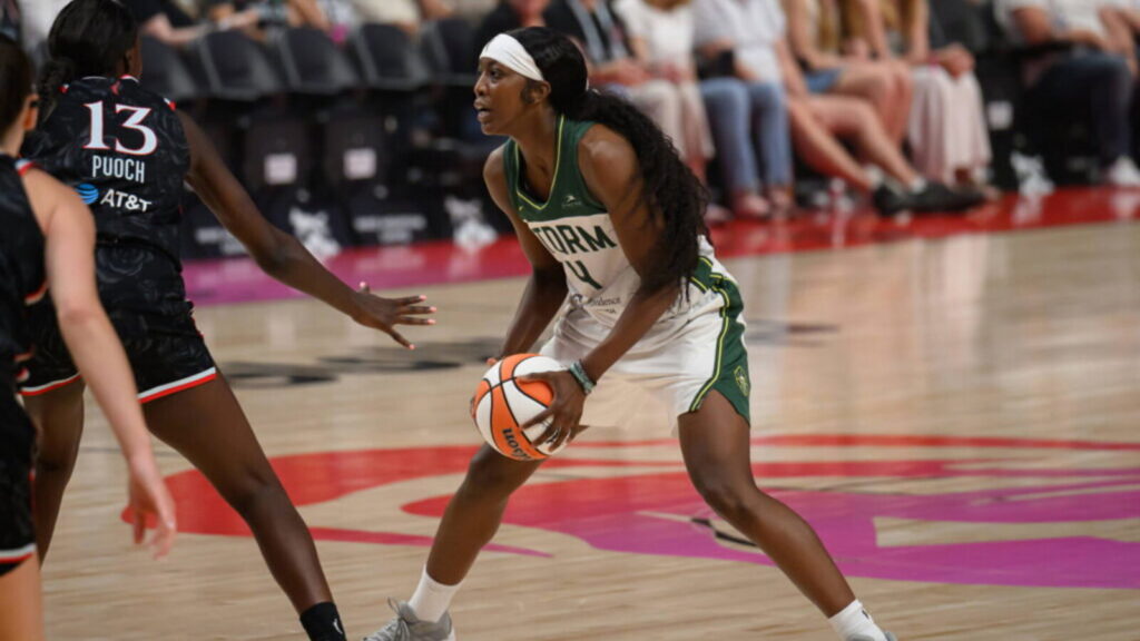 Flau’jae Johnson apologizes to A’ja Wilson after career-high 29-point game